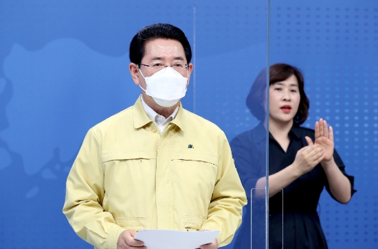 김영록 전라남도지사가 23일 도청 스튜디오에서 코로나19 특별방역대책기간 운영에 따른 도민호소문을 발표하고 있다./사진=전라남도