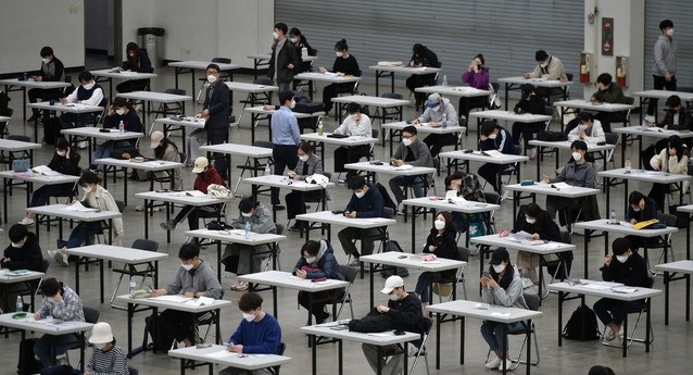 지난 2일 오전 대구 북구 엑스코(EXCO)에서 치러진 ‘2021년도 대구도시철도공사 신입사원 채용 필기시험’에서 응시생들이 2m 간격으로 떨어져 필기시험을 준비 중이다.