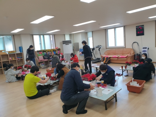 광양시는 내가 사는 동네의 소소하고 현실적인 문제를 주민 스스로 해결하는, 공동체 중심의 맞춤형 자원봉사활동인 ‘우리동네 아파트 자원봉사단’을 운영한다/사진=광양시