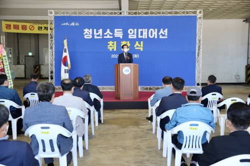 신안군이 2019년부터 전국 최초로 실시해 올해로 3년째인 '청년이 돌아오는 어선 임대사업'으로 완료된 청년소득 임대어선 4척에 대해 미뤄뒀던 취항식을 지난 18일 흑산도에서 개최했다사진=신안군