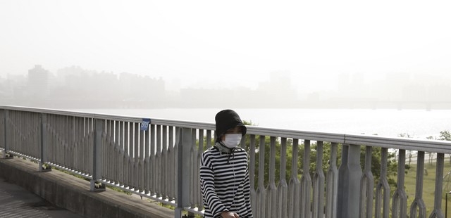 황사로 인해 전국 미세먼지 농도가 '매우나쁨' 수준을 기록한 지난 8일 서울 마포대교에서 바라본 서울 대기가 뿌옇다.