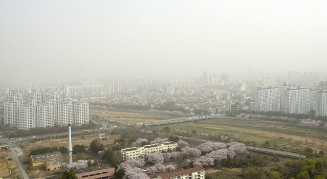 중국발 황사와 미세먼지 영향으로 전주도심이 뿌옇게 흐려져 있다.