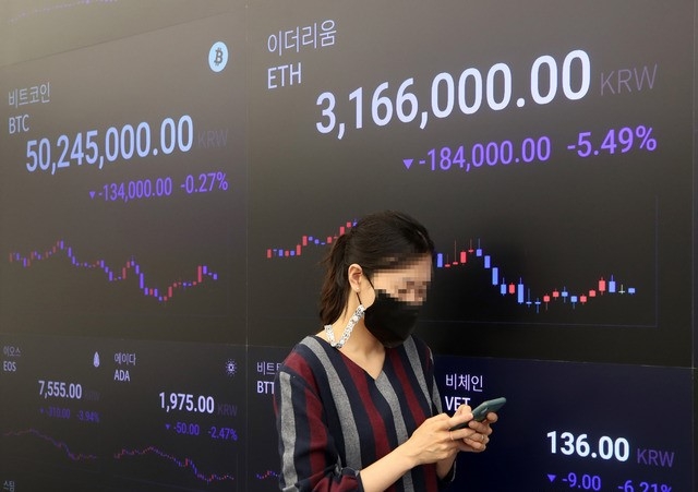 지난 20일 오전 서울 강남구 암호화폐거래소 업비트 라운지에 비트코인과 알트코인(비트코인을 제외한 모든 암호화폐)시세가 표시되고 있다.