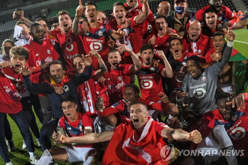 10년 만에 프랑스 리그1 우승을 달성한 릴의 선수들이 환호하는 모습 (AFP=연합뉴스)