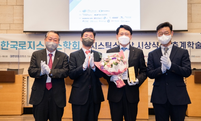 (왼쪽부터) 심재선 물류산업진흥재단 이사장, 권오경 한국로지스틱스학회 고문, 엄재동 대한항공 화물사업본부장, 김대기 한국로지스틱스학회 회장