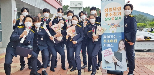 장흥군, 전남소방학교 새내기 소방공무원에 축하 장미꽃 전달