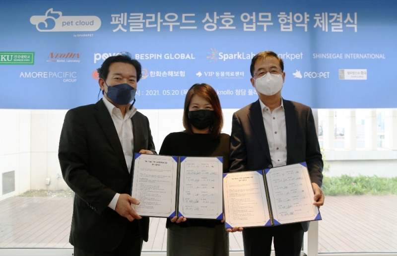 한화손해보험 임동일 CPC전략실장(오른쪽), 최용민 디지털전략팀장(왼쪽)이 ㈜스파크펫 추영주대표(가운데)와 함께 업무협약식 체결 후 기념촬영을 하고 있다. (사진=한화손해보험)