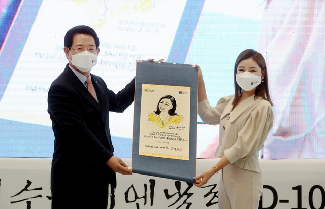 김영록 전남지사가 24일 오전 도청 윤선도홀에서 열린 2021 전남국제수묵비엔날레 D-100 기념행사에서 가수 송가인에게 수묵비엔날레 홍보대사 위촉장을 수여하고 있다. (사진=전남도 제공)