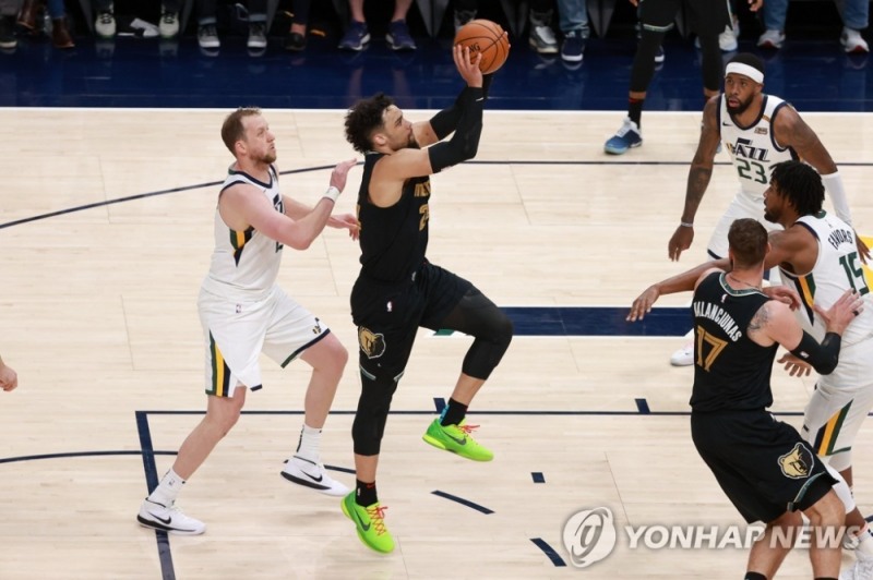 오렌지색 농구공은 선수들의 가시성을 확보하기 위해 1950년대 처음 개발됐다. 사진은 24일 NBA PO 1차전유타와 경기에서 오렌지색 공으로 슛을 시도하는 멤피스 브룩스.  [로이터=연합뉴스