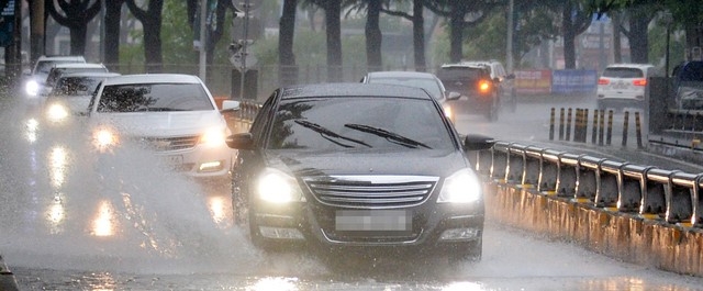 전주천서로에서 차량들이 빗물에 잠긴 도로를 지나고 있다.