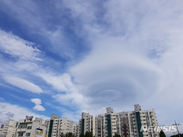제주시 노형동 인근 하늘에 일명 '렌즈구름'이 떠올라 신비한 분위기를 자아내고 있다. 렌즈구름은 강한 바람에 습한 공기가 산을 넘어가며 만들어진다.