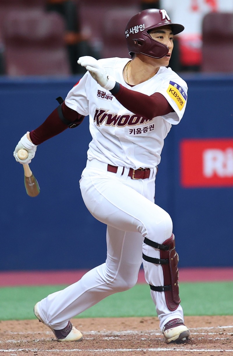 키움 이정후는 득점 공동 1위이지만 무서운 기세로 강백호를 추격하며 최고타자 자리를 다투고 있다.