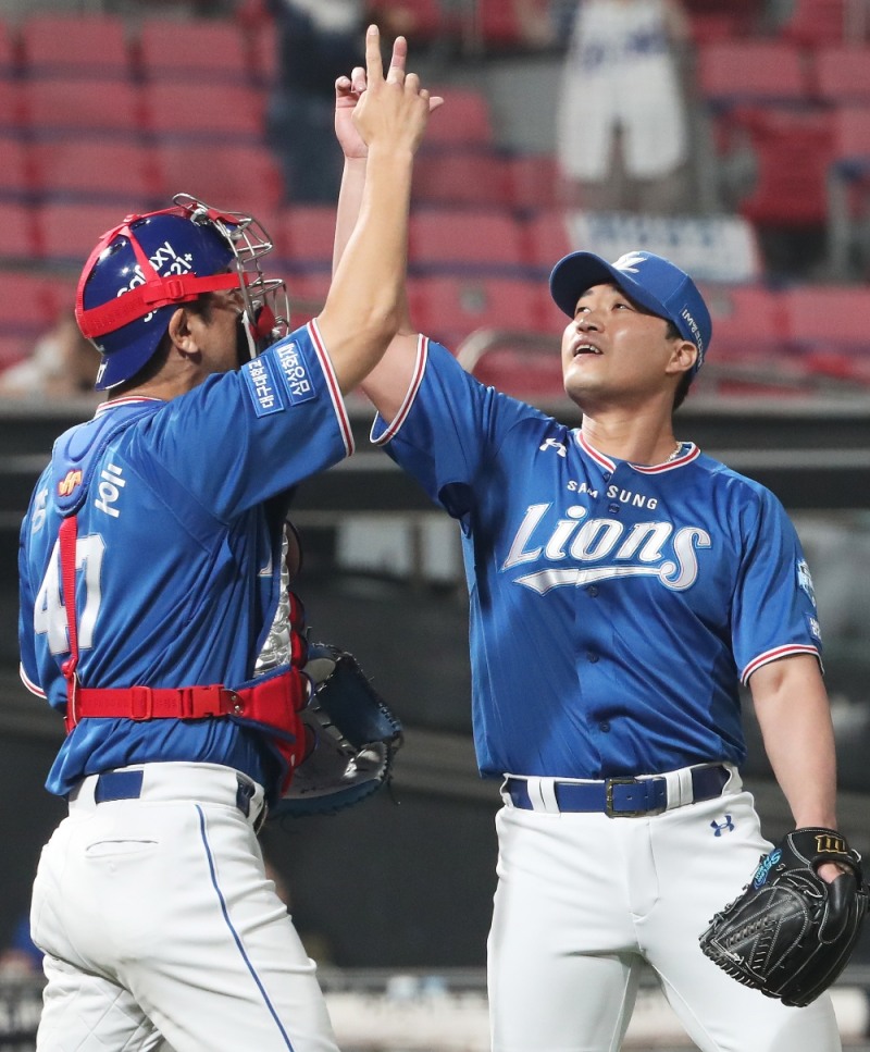 9년만에 통산 6번째 세이브 1위에 도전하는 오승환이 리드를 지켜낸 뒤 포수 강민호와 세러머니를 하고 있다.