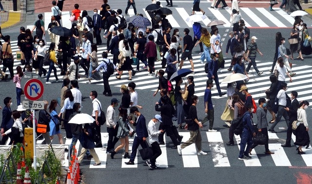 지난 14일 일본 도쿄에서 코로나19 확산을 막기 위해 마스크를 쓴 시민들이 건널목을 건너고 있다.