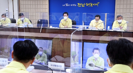 김영록 전라남도지사가 25일 오전 도청 서재필실에서 실국장 정책회의를 주재하고 있다./사진=전라남도