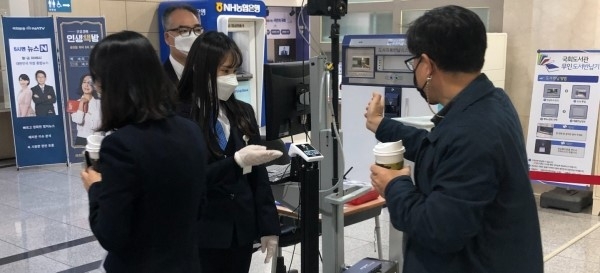 사진설명=국회 출입자들이 써모게이트를 통한 체온측정 후 입장하고 있다