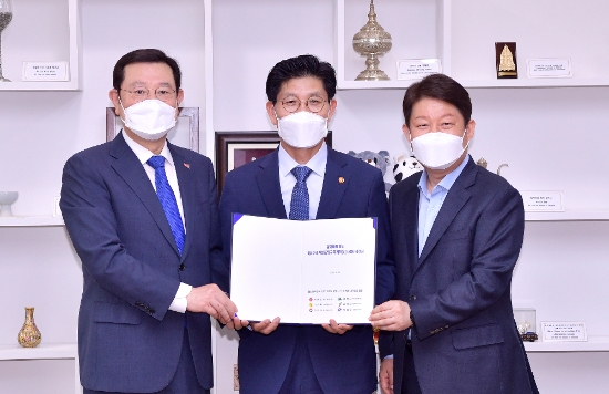 이용섭 광주광역시장과 권영진 대구광역시장이 26일 오후 서울 국토발전전시관에서 노형욱 국토교통부 장관과 면담을 갖고 제4차 국가철도망구축계획에 달빛내륙철도 사업을 반영해 줄 것을 촉구하는 영호남 시도지사 6명의 공동 의견서를 제출하고 있다./사진=광주시