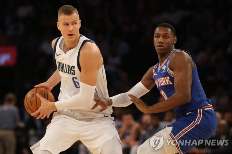 크리스탑스 포르징기스(왼쪽)