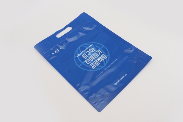 아쿠아 듀오와 함께하는 “지구와 친해지기 프로젝트” 수거용 에코백 / 사진 제공 = 샤워플러스