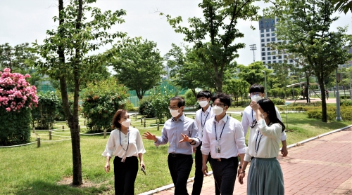 손태락 원장(왼쪽 두 번째)과 직원들 / 사진제공= 한국부동산원