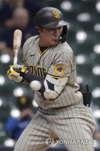 (밀워키 AP=연합뉴스) 샌디에이고 파드리스 3루수 김하성이 26일(한국시간) 미국 위스콘신주 밀워키 아메리칸패밀리필드에서 열린 밀워키 브루어스와의 방문 경기 3회초, 상대 선발 코빈 번스의 공에 왼쪽 팔꿈치를 맞고 있다.