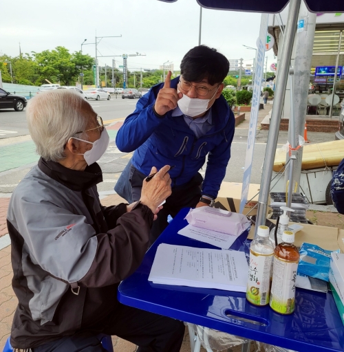 더불어민주당 목포시지역위원회가 26일 '찾아가는 민주당'을 설치하고 ‘국민 소통 ‧ 민심 경청’의 깃발을 앞세우고 시민들에게 한발 더 가까이 다가갔다/김양규 의원(삼향.옥암.상동)이 부스를 방문한 어르신과 의견을 나누고 있다.