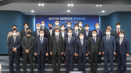 이낙연 더불어민주당 전 대표'중견기업 청년일자리 정책토론회'참석 기념촬영/사진=트위터 캡쳐