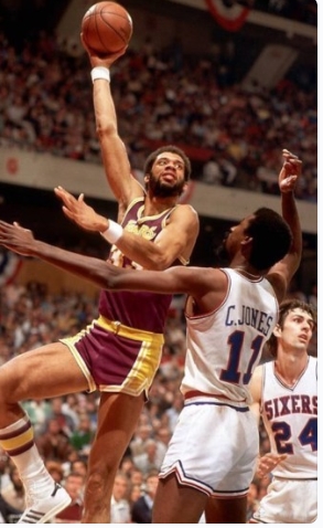 장신선수들이 많이 하는 훅슛은 갈고리 모양처럼 포물선을 그리며 던지는 기술이다. 사진은 NBA 개인 통산 최고 득점기록을 갖고 있는 카림 압둘 자바가 전매특허인 훅슛을 쏘는 모습.