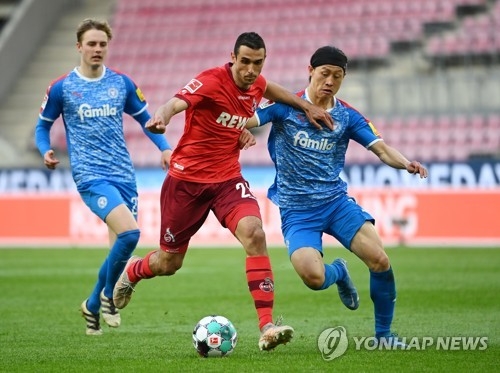 쾰른의 엘리에스 스키리(가운데)와 볼 경합을 펼치는 이재성(오른쪽) (로이터=연합뉴스)