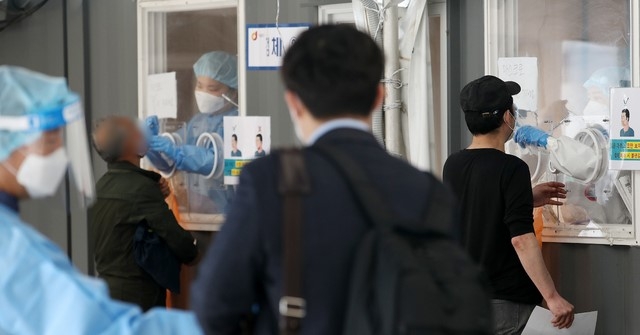 지난 26일 오후 서울 중구 서울역 임시선별검사소를 찾은 시민들이 검사를 받고 있다.