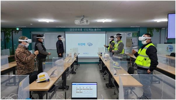 스마티 체험하는 용두6구역 재개발 현장 관리자·근로자들 / 사진제공=삼성물산
