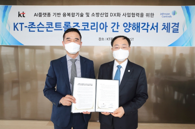 임채환 KT AI/DX플랫폼사업본부장(왼쪽)과 하운식 존슨콘트롤즈코리아 대표