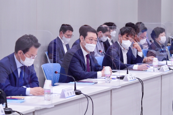 이용섭 광주광역시장이 27일 오전 광산구 빛그린산단 내 광주글로벌모터스 회의실에서 공공기관장 회의를 주재하고 있다./사진=광주시