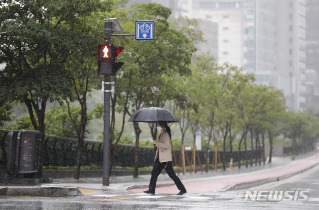 전국이 대체로 흐리고 수도권과 춘천, 광주 지역에 비가 내린 27일 서울 청계천 인근 도로에서 우산을 쓴 직장인들이 출근하고 있다.