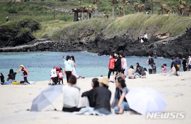 제주시 조천읍 함덕해수욕장을 찾은 관광객들이 즐거운 시간을 보내고 있다.
