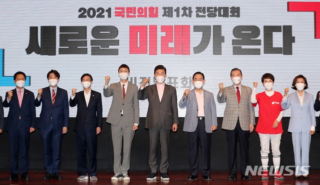 국민의힘 당 대표 후보들이 25일 오전 서울 마포구 누리꿈스퀘어 국제회의장에서 열린 제1차 전당대회 후보자 비전발표회에 앞서 기념촬영을 하고 있다. 왼쪽부터 김기현 당 대표 권한대행, 이준석, 조경태, 김웅, 윤영석, 주호영, 홍문표, 김은혜, 나경원 후보.