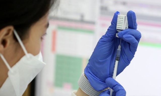 지난 27일 오전 서울 서대문구 신촌세브란스병원에서 의료진이 백신 접종 준비를 하고 있다.