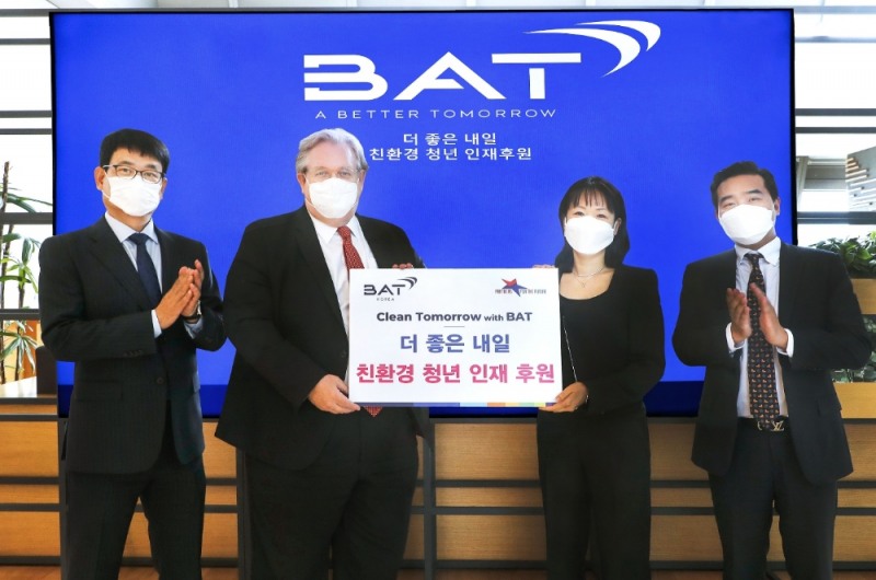 BAT코리아 김은지 사장(오른쪽)과 제프리 존스 미래의동반자재단 이사장(왼쪽)이 27일, 친환경 청년 홍보대사 운영 업무협약을 체결했다.