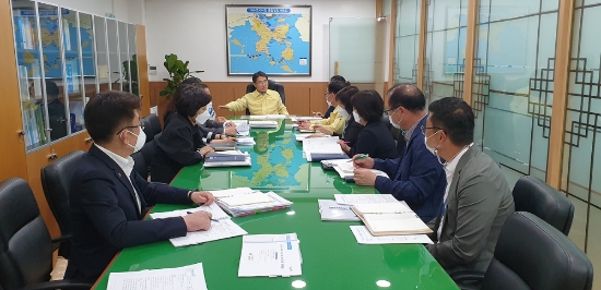 여수시가 지난 24일부터 27일까지 4일간 시장실에서 권오봉 시장과 소관 국소단장 및 부서장이 참석한 가운데 ‘2021년 온택트 시민과의 열린 대화 건의사항 추진상황 보고회’를 열었다./사진=여수시