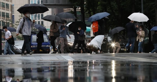 전국에 많은 비가 내린 28일 서울시청 인근 도로에서 우산을 쓴 직장인들이 출근하고 있다.