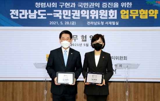 김영록 전라남도지사가 28일 도청 서재필실에서 전현희 국민권익위원장과 청렴 사회구현과 국민권익 증진을 위한 ‘전라남도-국민권익위원회 업무협약체결식’을 하고 있다./사진=전라남도