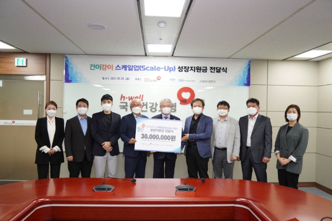 국민건강보험공단(이사장 김용익)은 한국사회복지협의회(회장 서상목), 한국사회투자(대표 이종익)와 함께 사회적경제조직 지원사업 ‘건이강이 Scale-Up’에 선발된 6개 기업에 성장지원금을 전달했다.