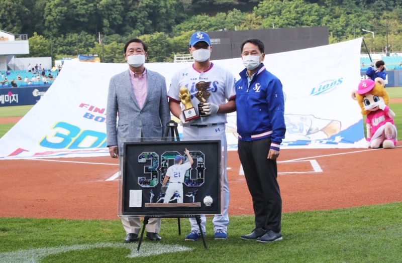 KBO 정지택총재(왼쪽)가 300세이브 대기록을 세운 오승환에게 기념 트로피를, 구단의 원기찬 대표는 손모양 트로피와 특별 제작한 액자를 선물했다.