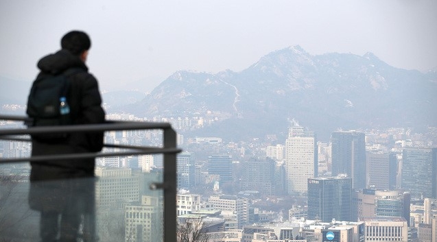 서울 초미세먼지 농도가 '나쁨' 상태를 나타낸 지난 1월 12일 서울 남산공원에서 바라본 도심이 흐린 모습이다.