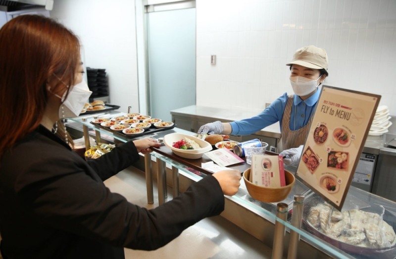 아워홈이 운영하는 구내식당에서 '플라이 투 메뉴(Fly to menu)’를 고객에게 제공하는 모습