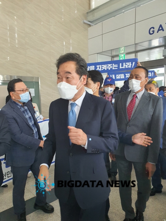 이낙연 전 대표가 29일 전남 순천만 생태문화교육원에서 호남지역 지지모임인 '내 삶을 지켜주는 나라-신복지 전남포럼' 창립총회를 갖기 위해 현장에 도착하고 있다./사진=빅데이터뉴스