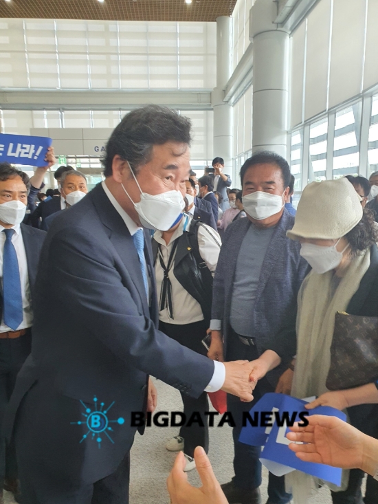 이낙연 전 대표가 지지자들과 인사를 나누고 있다./사진=빅데이터뉴스
