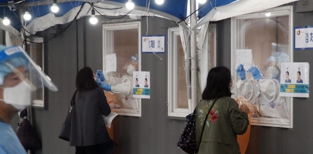지난 27일 서울역 코로나19 선별진료소에서 시민들이 검사를 받고 있다