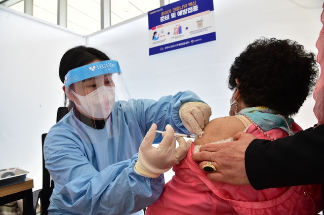 60~74세 접종 예약률 68%...하루 7만7369명 예약