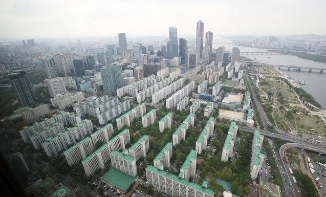 사진은 지난 4월 26일 오후 서울 63전망대에서 바라본 여의도 아파트 지구와 인근 단지 모습.